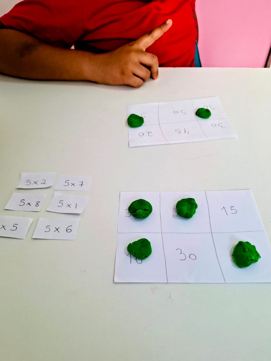 Atividade de matemática com cartelas e massinha feita na clínica